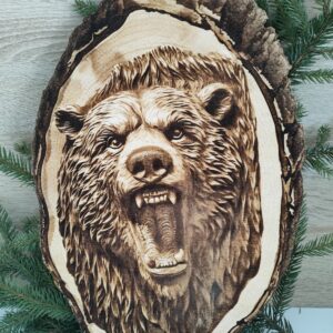 Niedźwiedź - drewniana dekoracja na ścianę - wypalane w drewnie 3D
