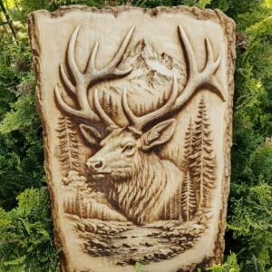 Majestatyczny Jeleń w Górach - obraz wypalany w drewnie