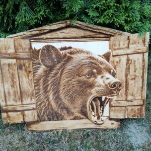 Niedźwiedź w oknie - obraz wypalany w drewnie - Dekoracja rustykalna