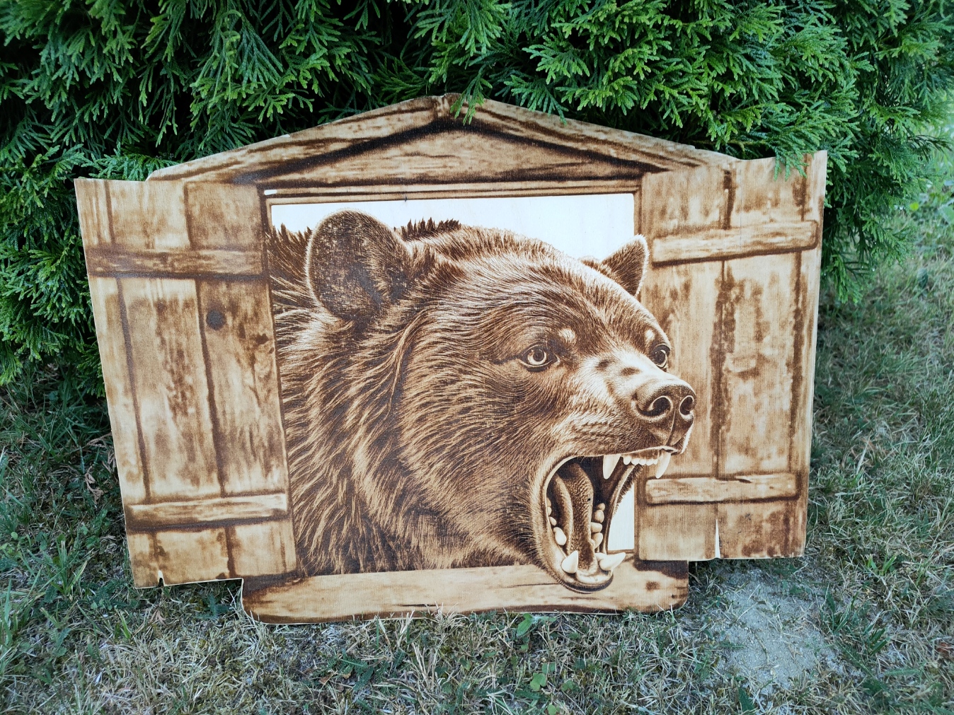 Niedźwiedź w oknie - obraz wypalany w drewnie - Dekoracja rustykalna