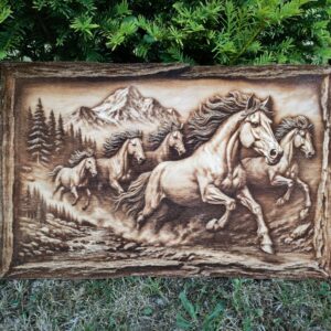 Konie Galopujące w Górach - Obrazy wypalane w drewnie - Siła i Wolność Natury
