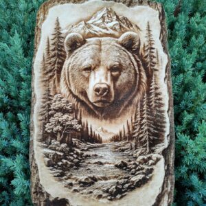 Głowa Niedźwiedzia na tle Gór - Drewniana dekoracja na ścianę - wypalane w drewnie