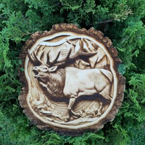 Jeleń grawerowany laserowo - Drewniana dekoracja na ścianę - wypalane w drewnie