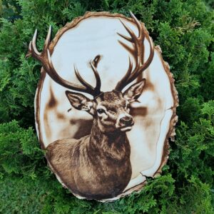 Jeleń na Plastrze Drewna - Drewniana dekoracja na ścianę - wypalane w drewnie