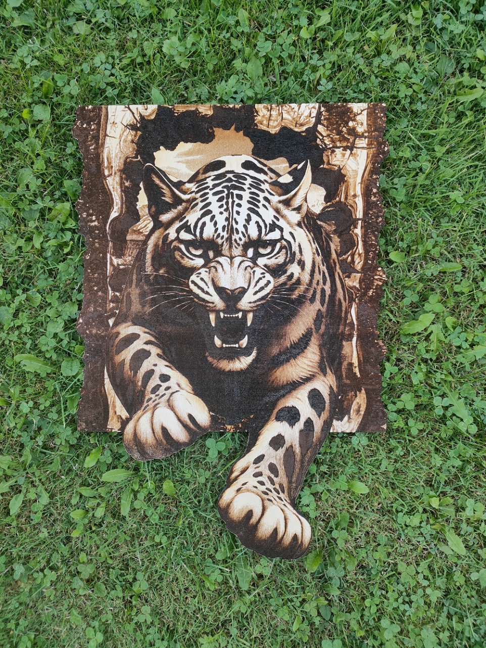 Lampart Śnieżny (Irbis) - Drewniana dekoracja na ścianę - wypalane w drewnie - obrazek 2