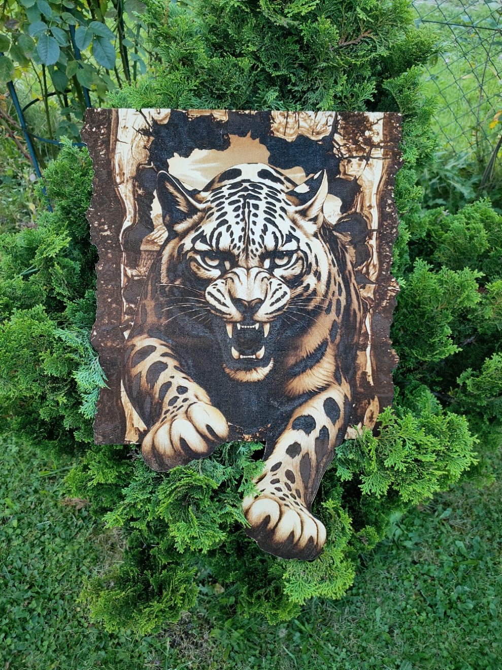 Lampart Śnieżny (Irbis) - Drewniana dekoracja na ścianę - wypalane w drewnie