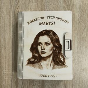 Książka z grawerem i portretem - drewniana dekoracja - wypalane w drewnie