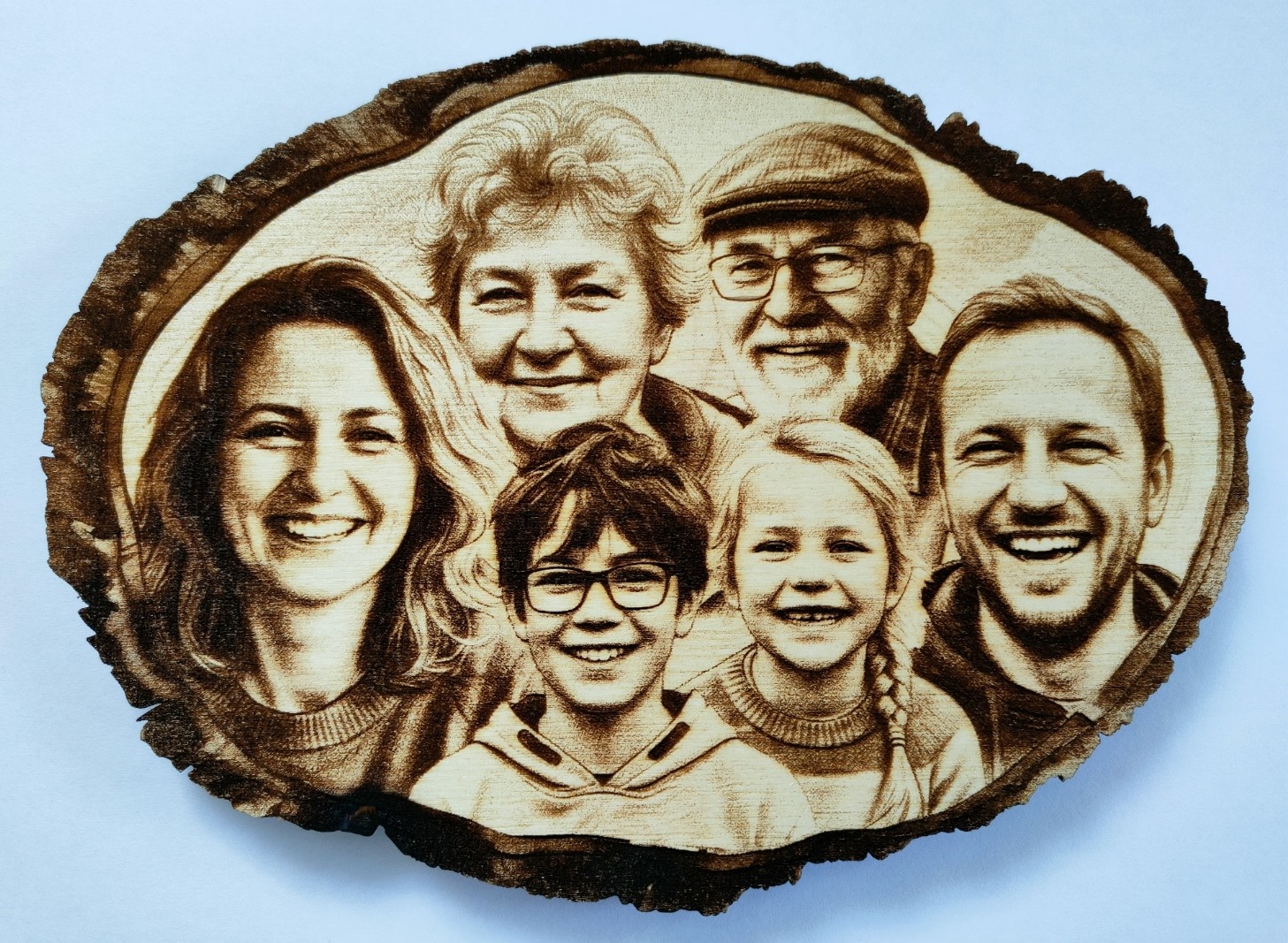 Portret Rodzinny Grawerowany na Drewnie ze Zdjęcia - Pamiątka i Prezent - obrazek 3