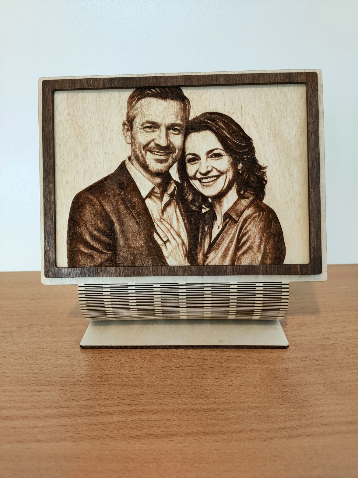 Portret Rodzinny Wypalany na Drewnie ze Zdjęcia – Unikalny Prezent i Pamiątka - obrazek 5