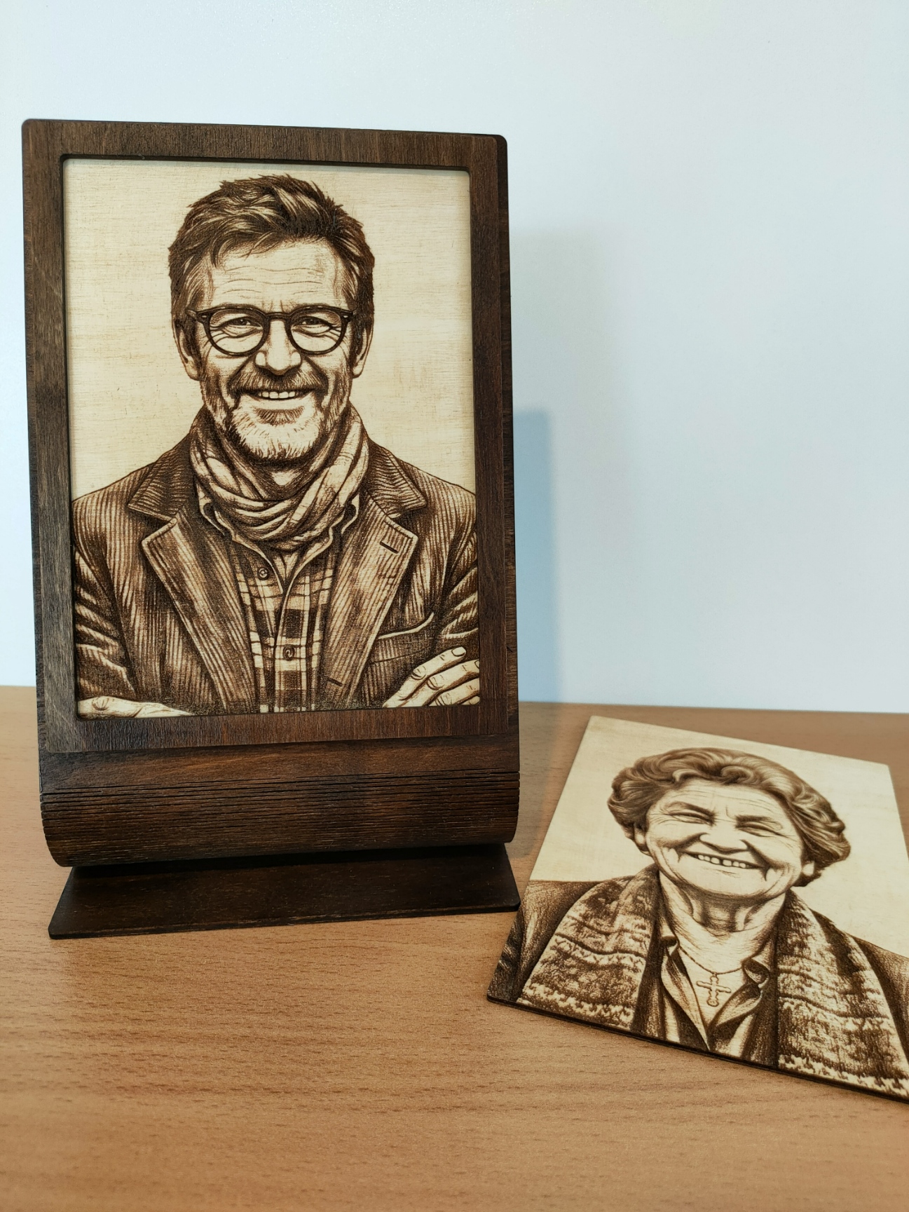 Grawerowany Portret ze Zdjęcia w Stojącej Drewnianej Ramce – Prezent na Zamówienie - obrazek 3