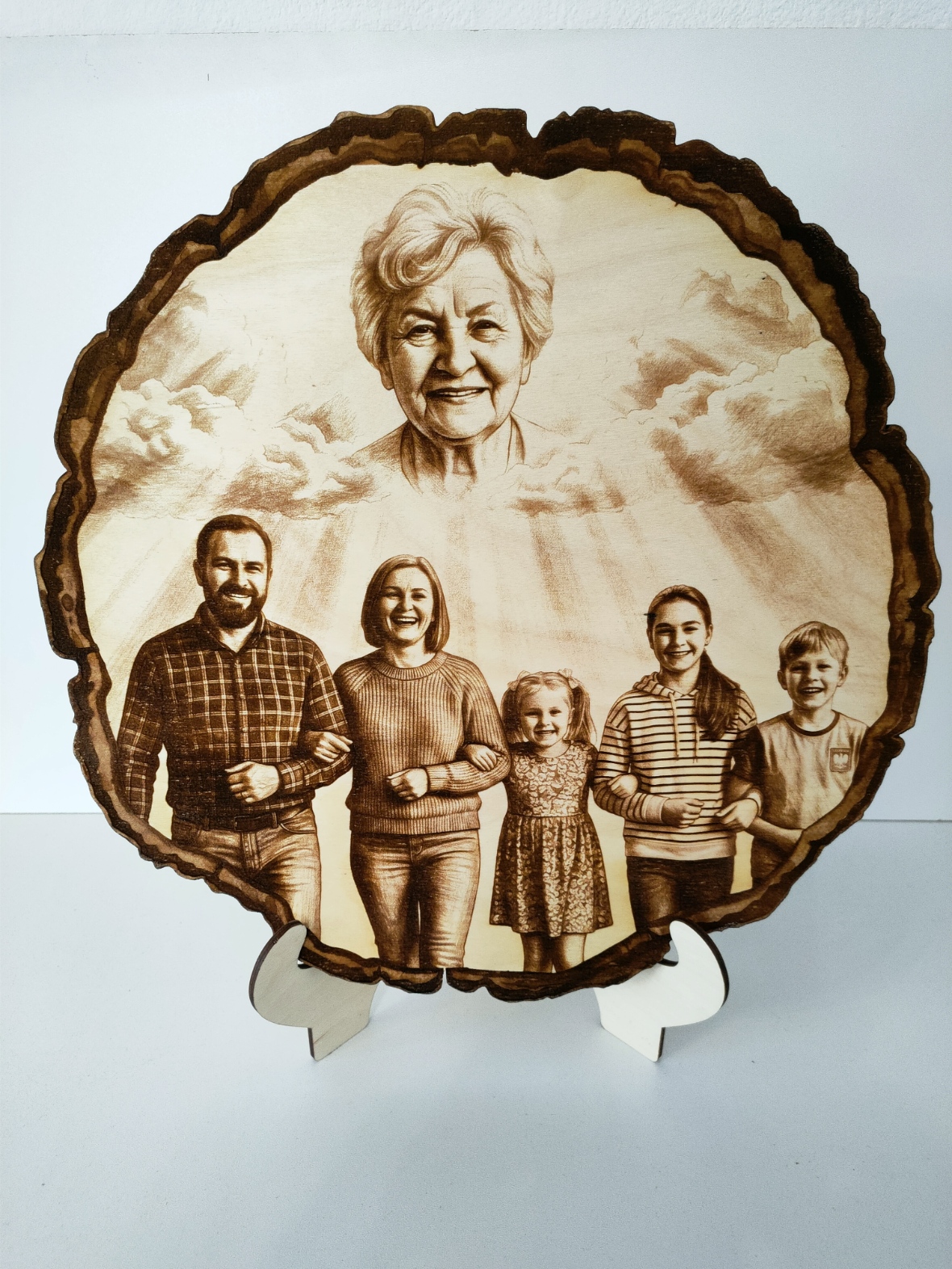 Portret Rodzinny Wypalany w Drewnie z Osobą Zmarłą – Pamiątka Pokoleń ze Zdjęcia - obrazek 2